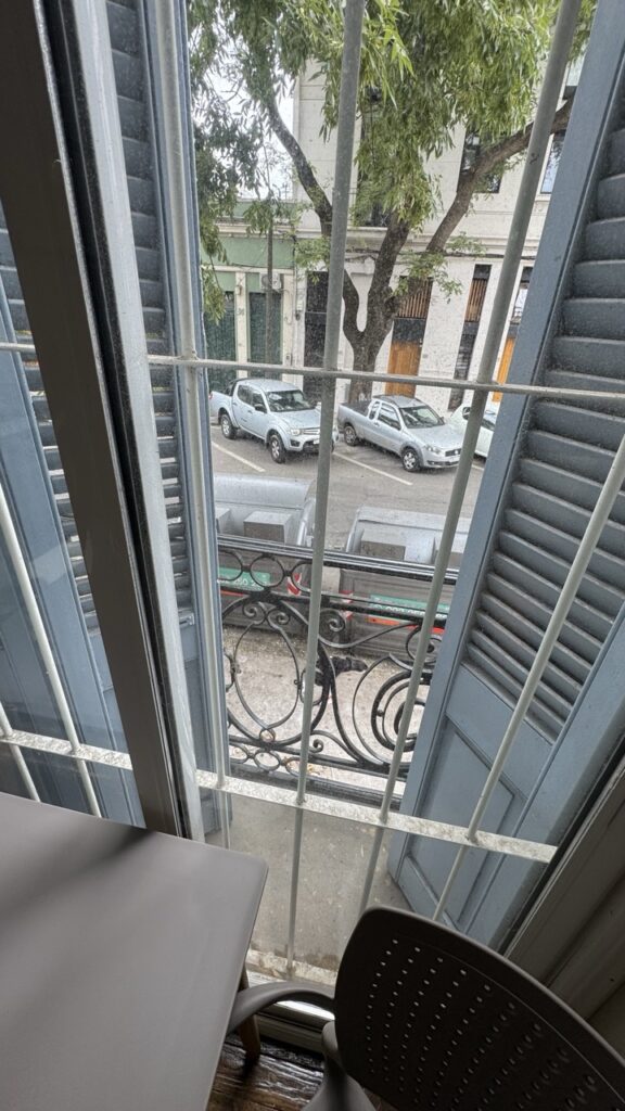 frühstücktisch airbnb montevideo aussicht auf müleimer