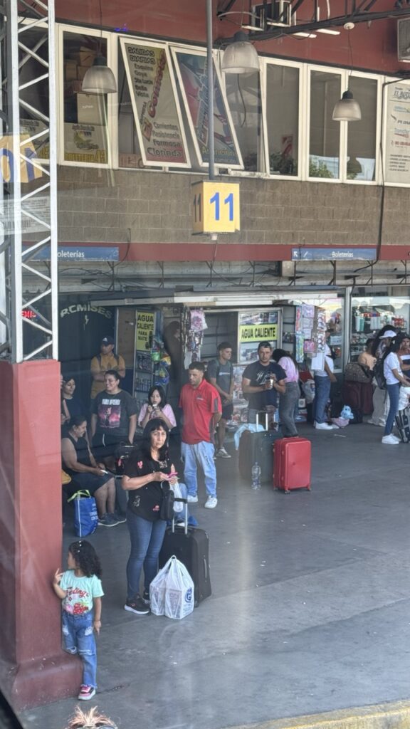 kiosk busbahnhof mit wasser für mate tee