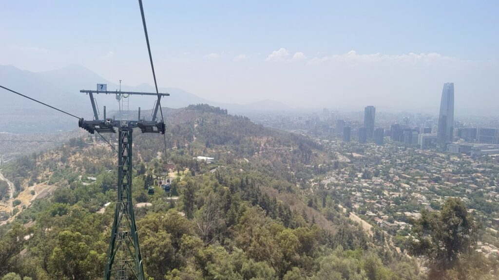 blick aus gondel auf santiago de cile