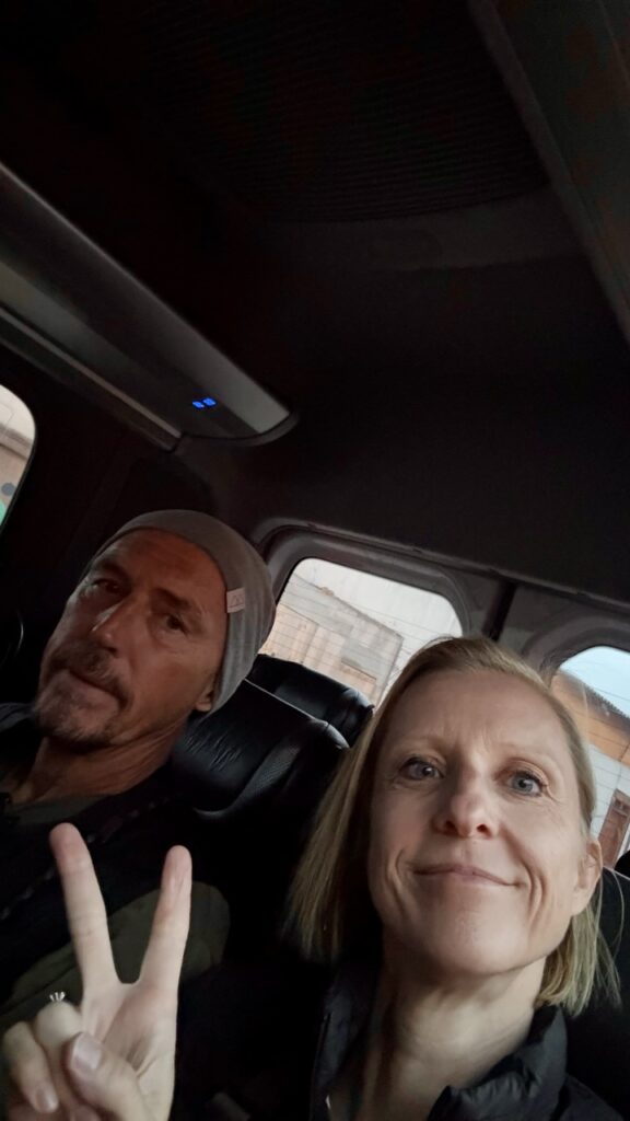 claudia und arno im bus