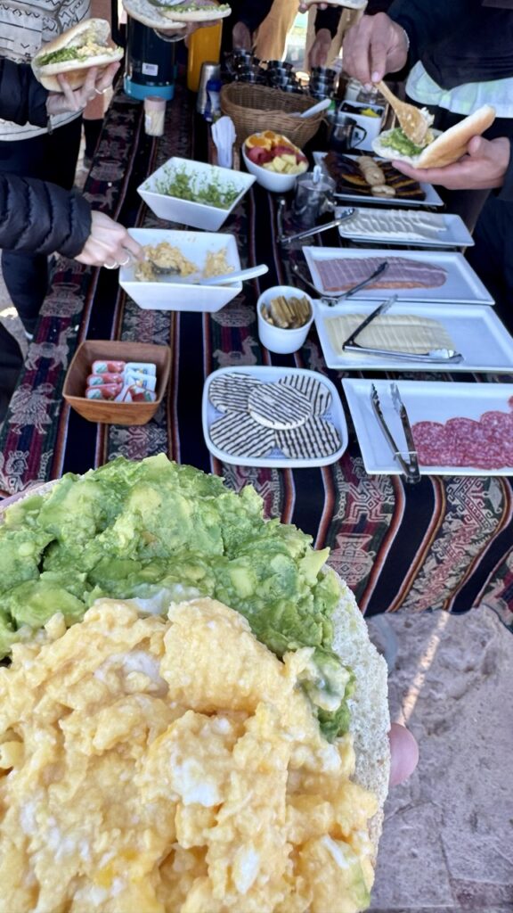 frühstück eierspeise mit guacamole