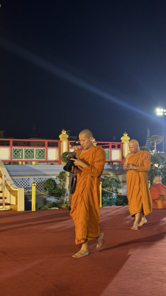 influencer mönche buddhas zahn bangkok
