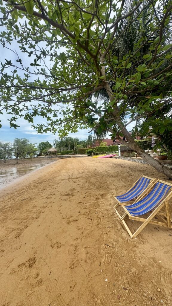 liegestühle strand airbnb koh chang