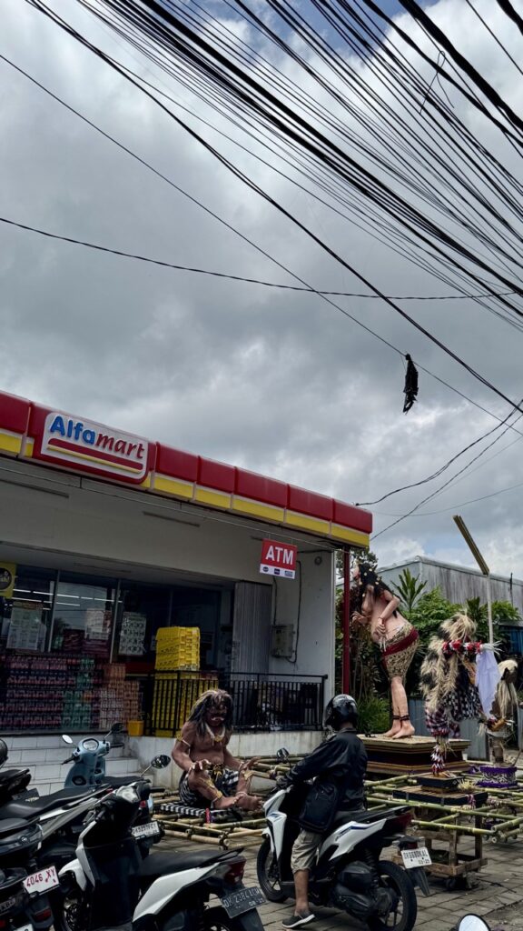 ogoh ogoh vor supermarkt